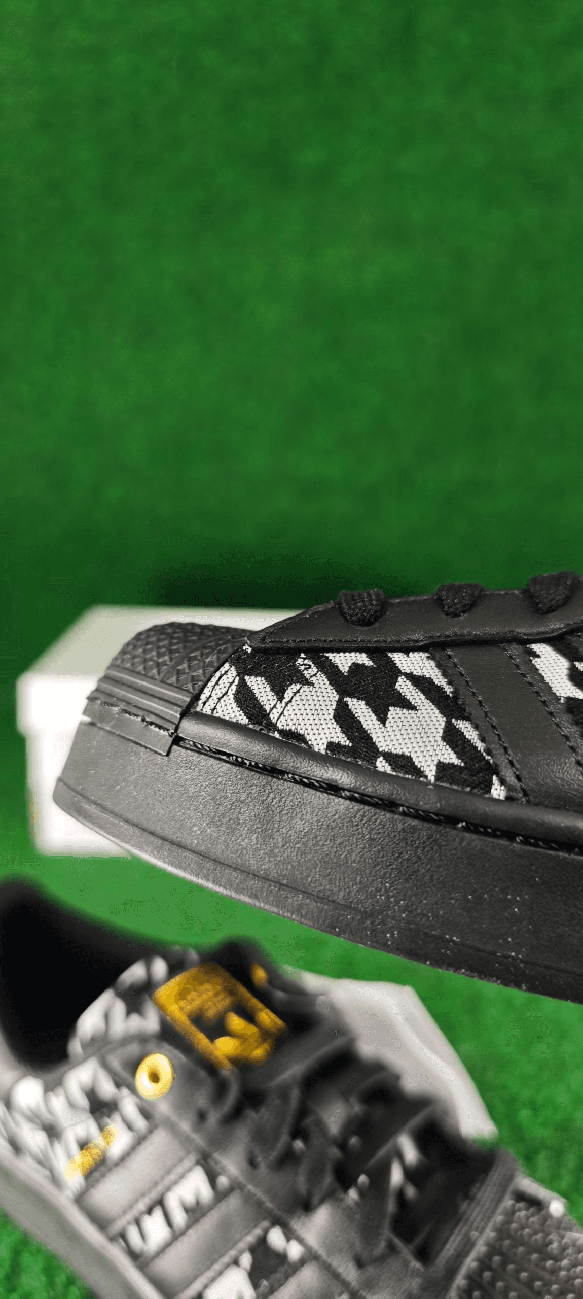 Adidas Superstar Bold W – Noir / Blanc / Détails dorés