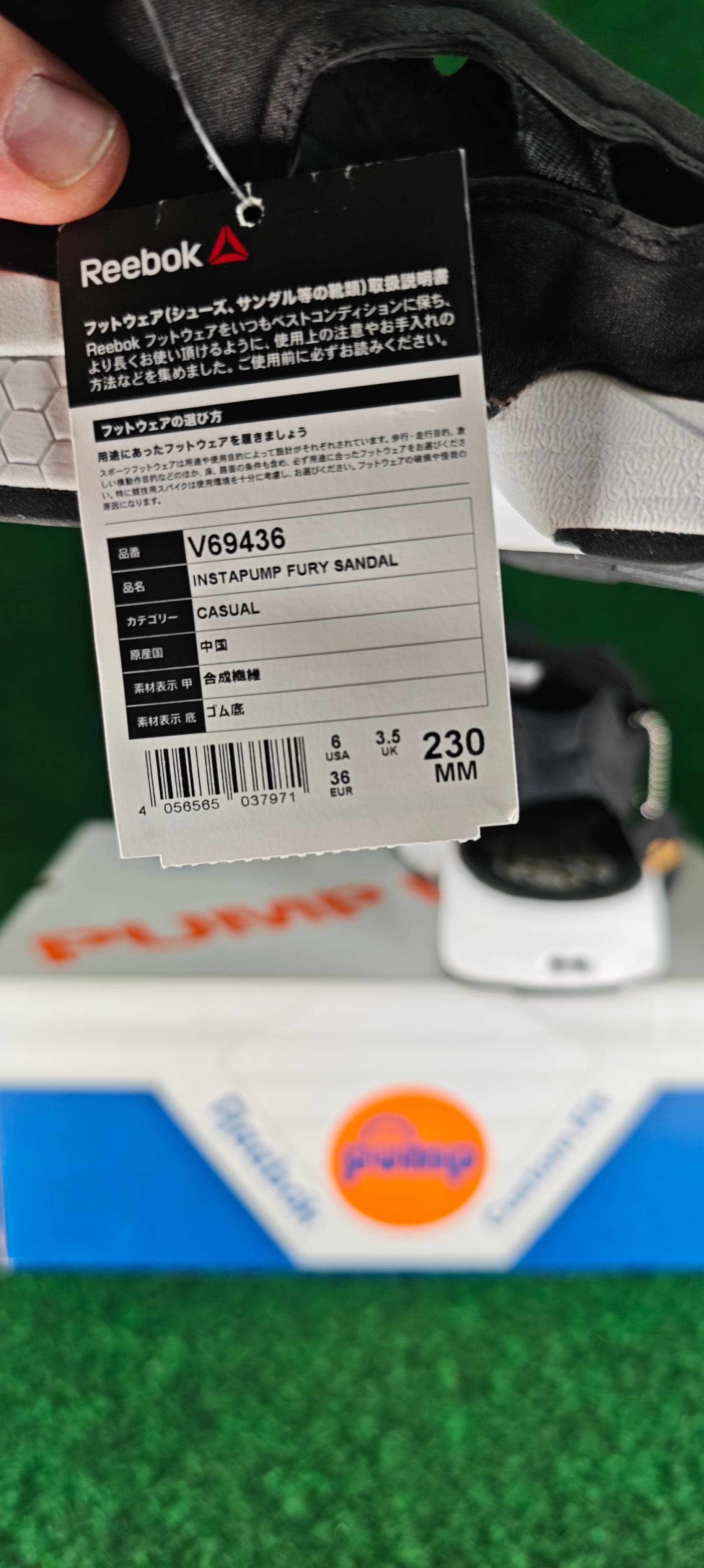 Reebok Instapump Fury Sandal – Noir / Blanc / Détails dorés