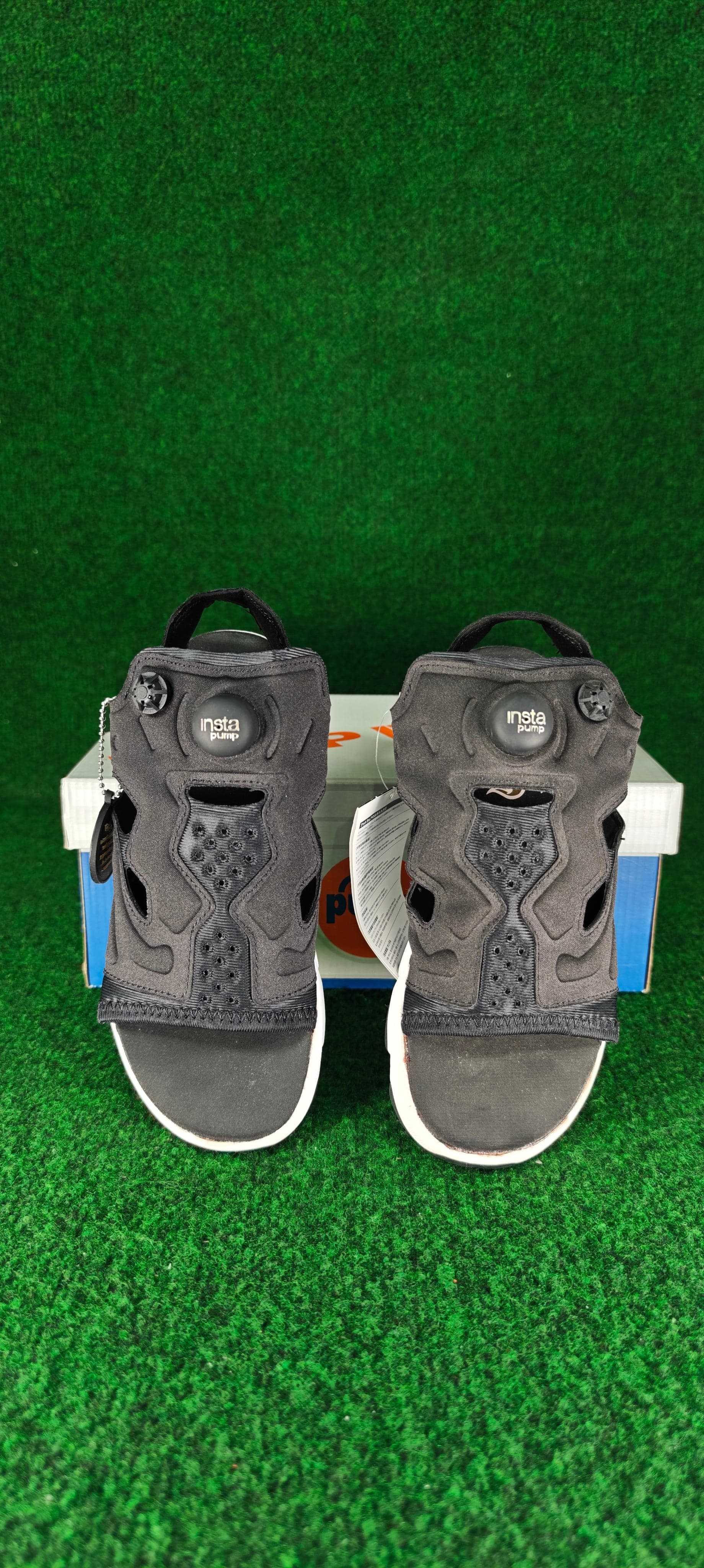 Reebok Instapump Fury Sandal – Noir / Blanc / Détails dorés