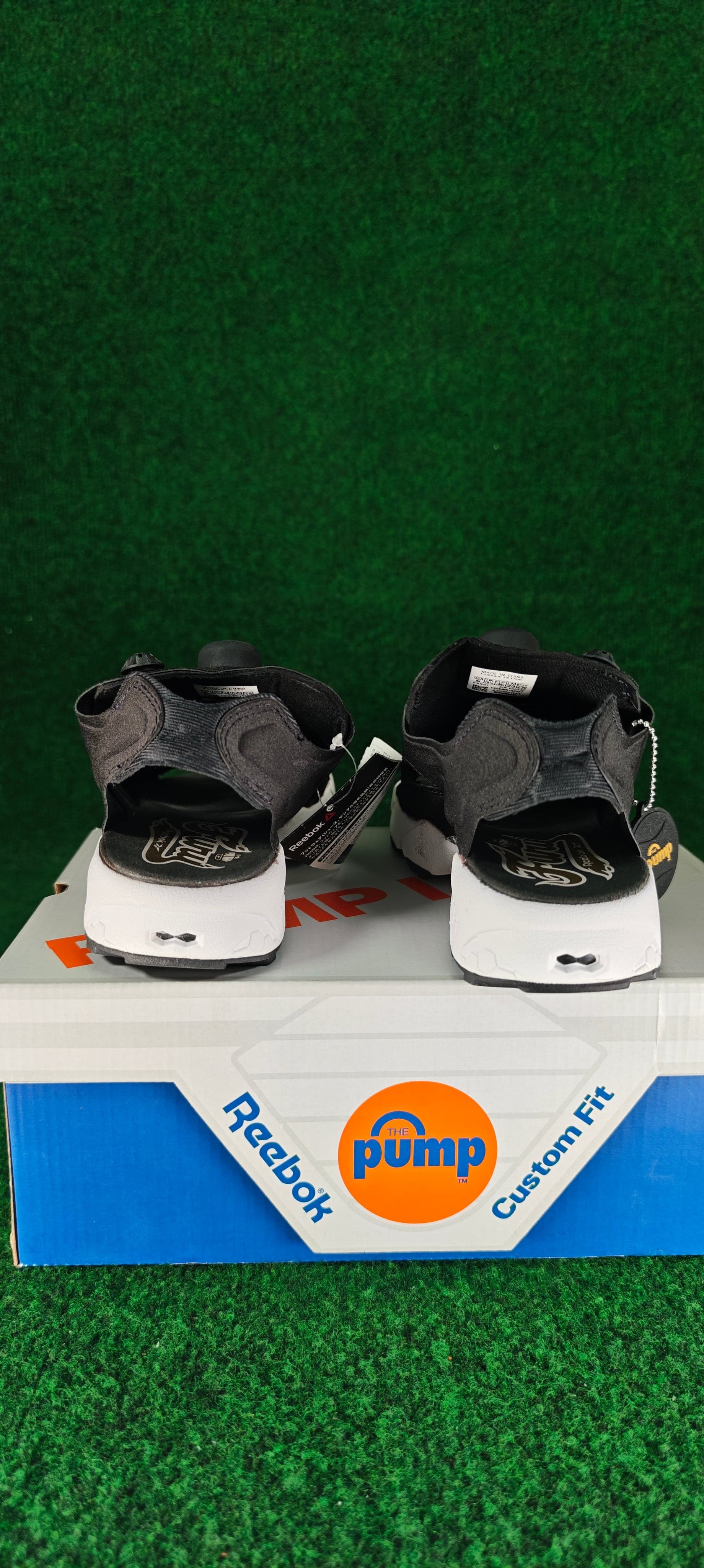 Reebok Instapump Fury Sandal – Noir / Blanc / Détails dorés
